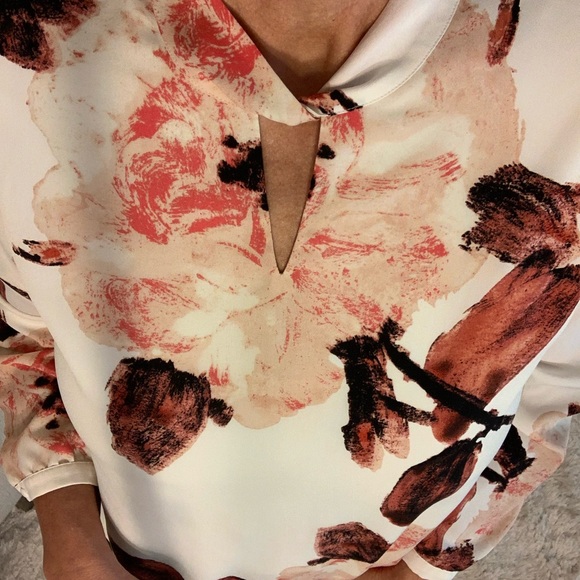 Chico’s, size 1 (8-10). Lovely top, ivory background, twist accent at neck. - Picture 8 of 9